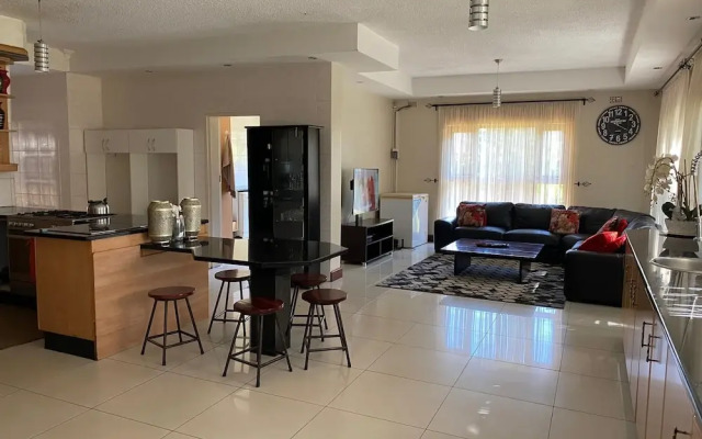 Luxurious 4 bed With Pool in Helensvale - 2255