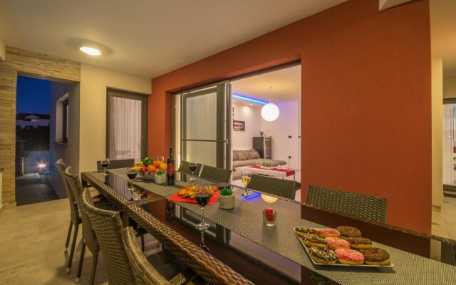 Beautiful Home in Zaton With Wifi and 6 Bedrooms