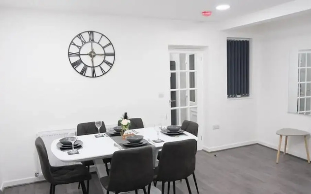 Manchester - 3 Bedroom House - Sleeps 5 - Etihcity