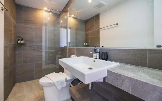 Modern Condo near the Beach - NV5
