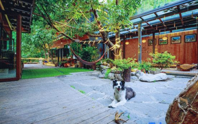 Lixian Mountain Lodge Folk Hotel