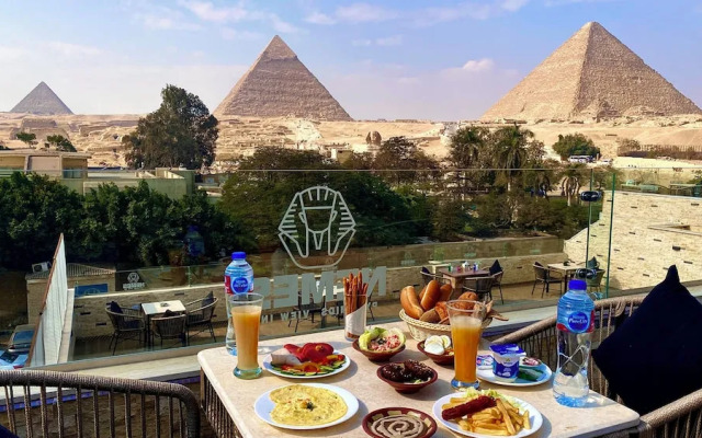 Nemes Pyramids View INN