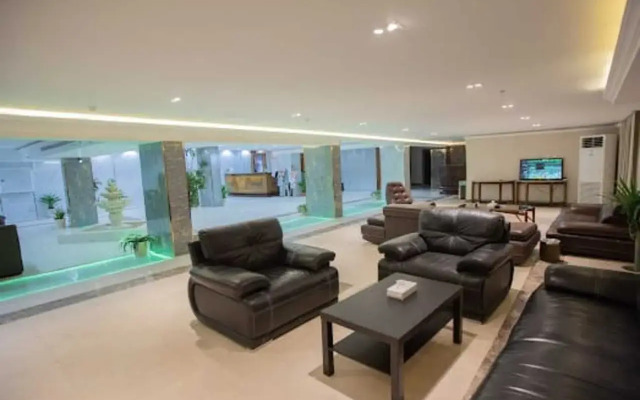 Mera Park Hotel Suites
