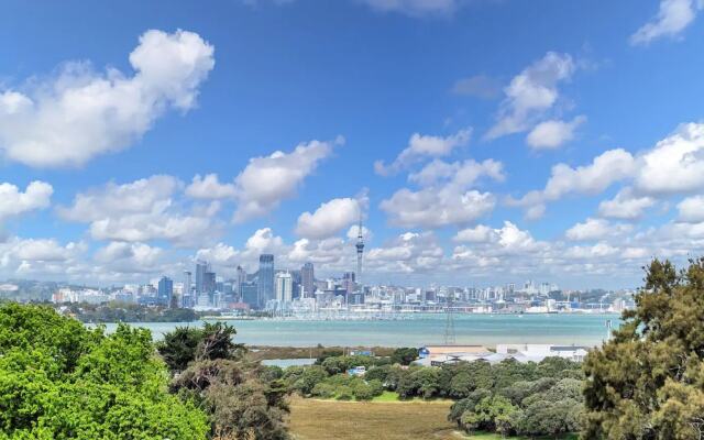 Takapuna Contemporary 2BR with Carpark