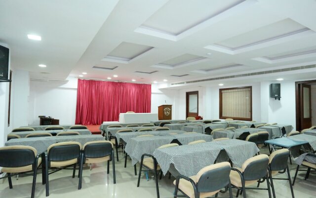Oyo 15992 Central Hotel
