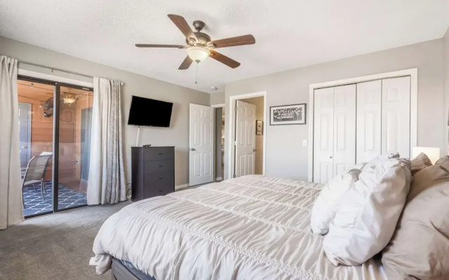 Poolside Oasis at the Pointe 2BR Condo Minutes From Table Rock Lake