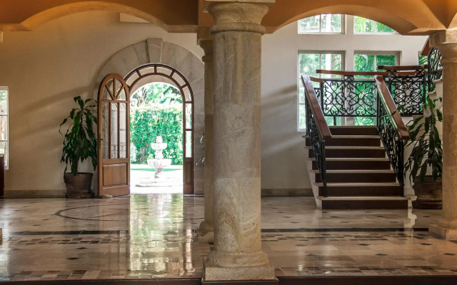 La Esmeralda en el Encanto Hotel Petit