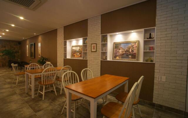 Orange Tree Hotel & Cafe
