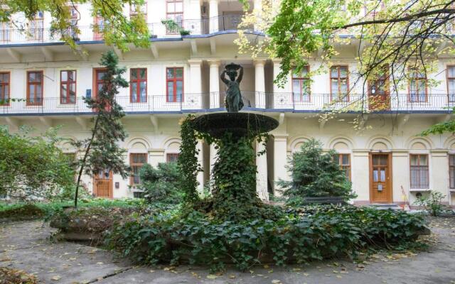 Charlotte Apartment Close to Opera