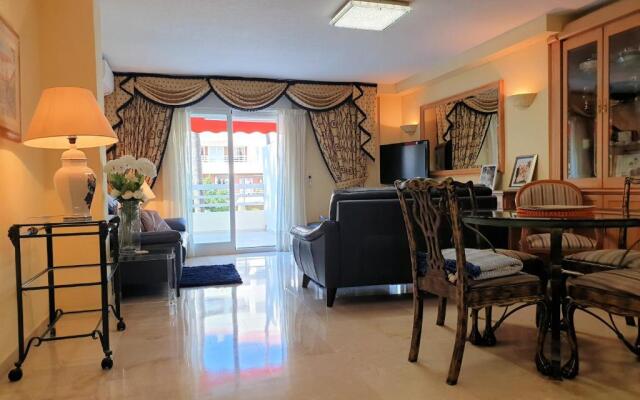 Spacious 3 Bedroom 2nd Line Beach Apartment Marbella Center