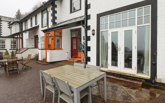 5 Ladstock Hall
