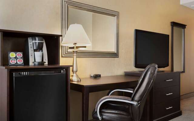 Travelodge by Wyndham Hotel & Convention Centre Quebec City