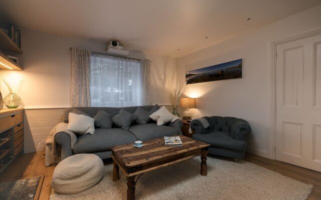 Beautiful 2 BED Garden Apartment