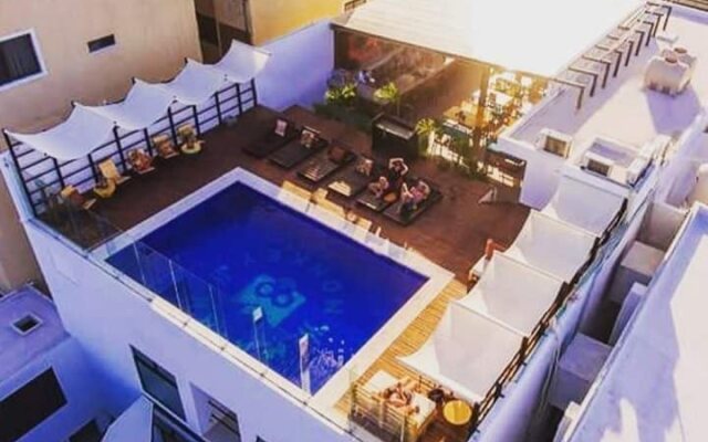 Nomads Hotel, Hostel & Rooftop Pool