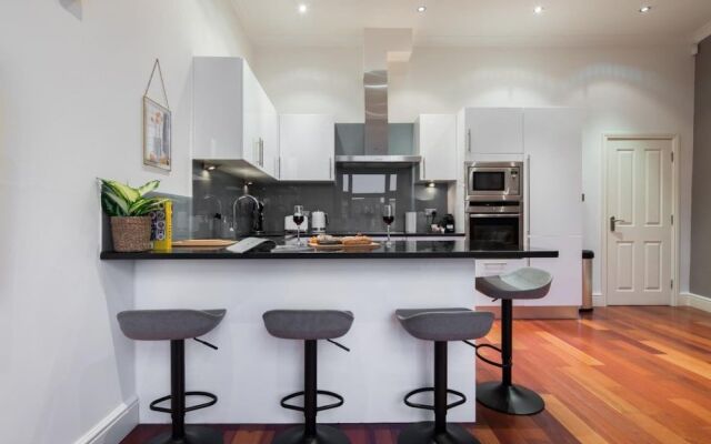 The Kensington Palace Retreat - Modern 2BDR Flat