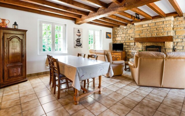 Quaint Holiday Home in Logonna-daoulas Near Sea