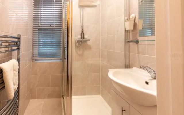 Modern Margate Maisonette Close to Beach by Adliv