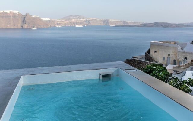 3 Caves by Caldera Houses