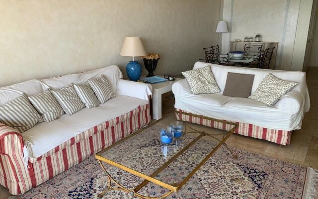 Sea View Flat, beach access by GuestReady