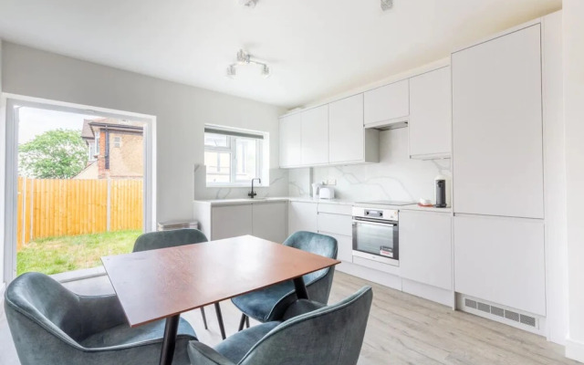 Contemporary 2 Bedroom in West London