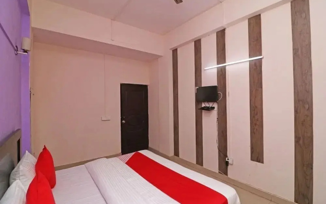 Glorious Stayz 53 Deluxe by OYO Rooms