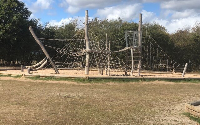 Excellent Caravan 2 Bedrooms Sleeps 6