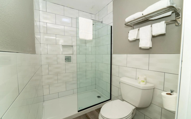 Hollywood Palms Inn and Suites