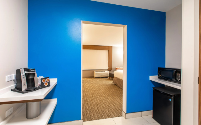 Holiday Inn Express & Suites Greenville S - Piedmont