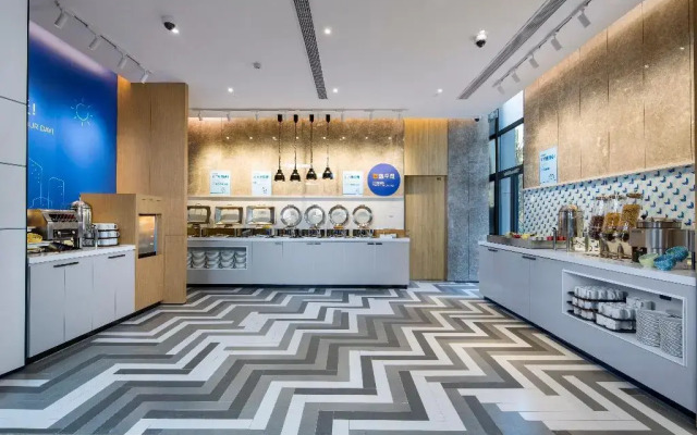 Holiday Inn Express Shanghai Kangqiao by IHG