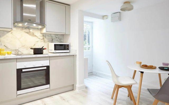 Stylish, spacious flat with private parking