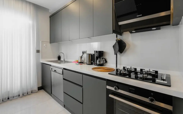 Central Flat w Balcony 5 min to Lara Beach