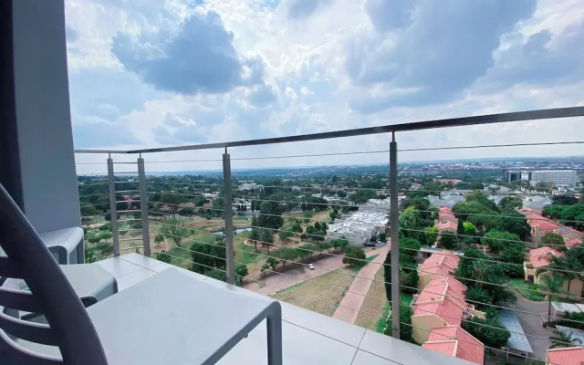 Sandtoncity-apartment-sleeps2-pool-parking