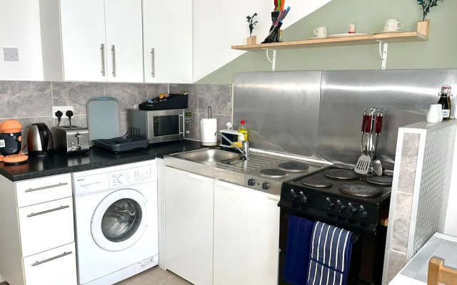 Apartment - Sleeps 2 - Parking - Station Close