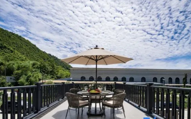 Living by the Mountain · Swimming Pool Family Vacation Boutique Stay — 2-star hotel in Huzhou
