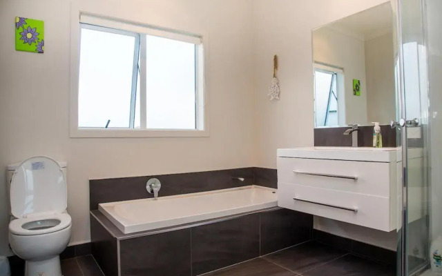 Waterfront Wonder - Matarangi Holiday Home