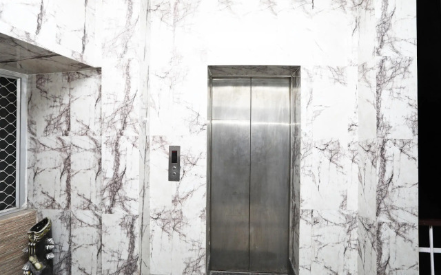 OYO 11937 Hotel Meedo