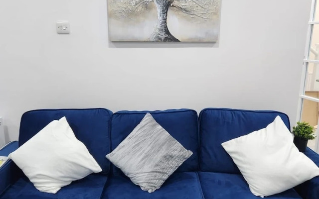 Charming 3-bed House in Staines