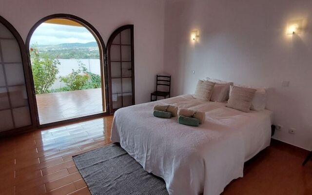 Stunning 8-bed Villa in Estoi