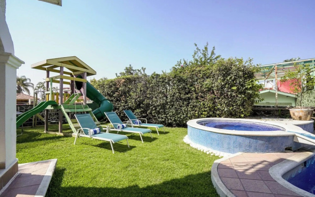 Spacious House with Pool
