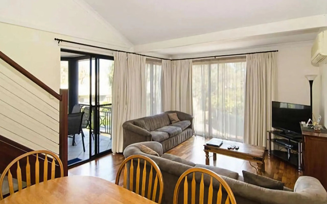 Sixteen at Cape View Escapes