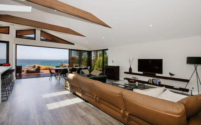 Seaview - Pet Friendly with Stunning Views - 1 Min to Beach