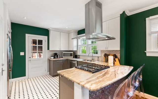 Massive 5BR Historic CozySuites House