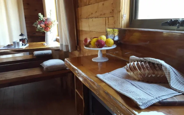 Rustic Hut Bush Retreat