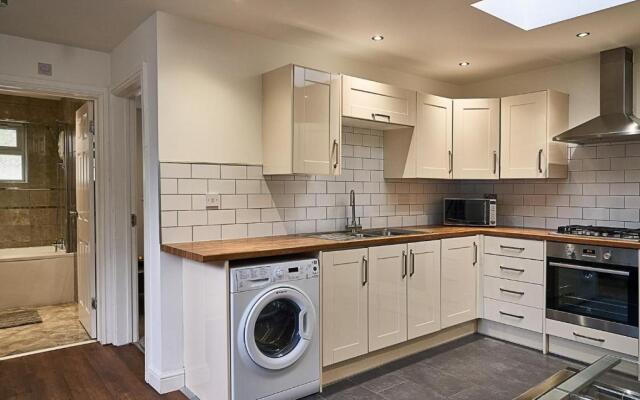 Deluxe Town Center Apartment