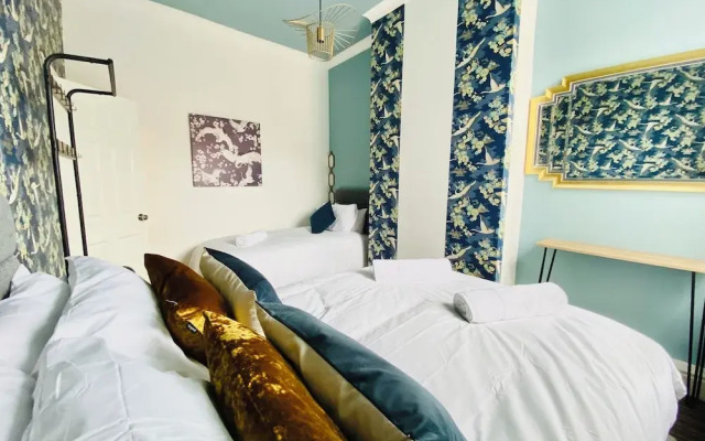 Blackpool - 4 Beds - Sleeps 10 - Pet Friendly