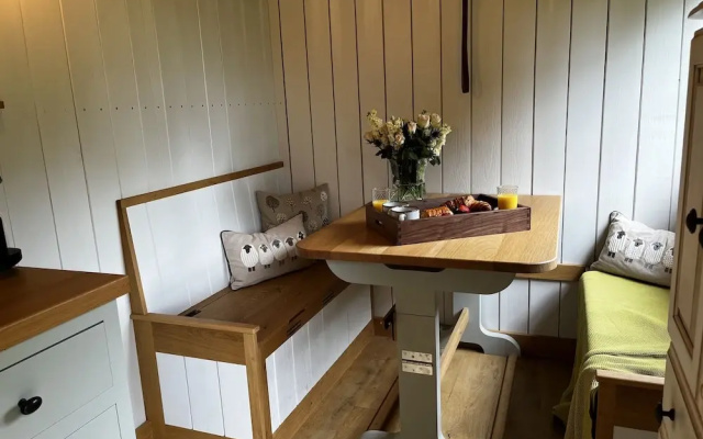 The Crooked Gate - Luxury Romantic Getaway