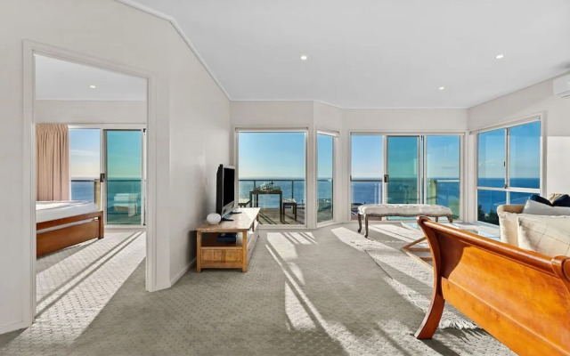 Clifftop Family Retreat With Views Pool