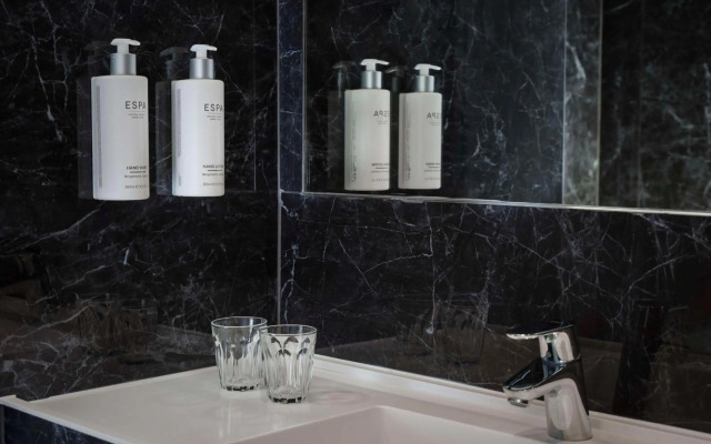 Отель The Cura Kensington