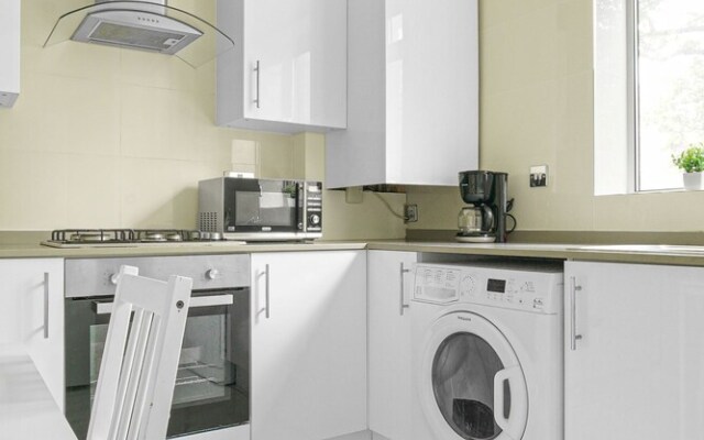 Paddington Station 2BR City Apartment