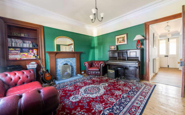 Seaview House - A Traditional Home by the Beach